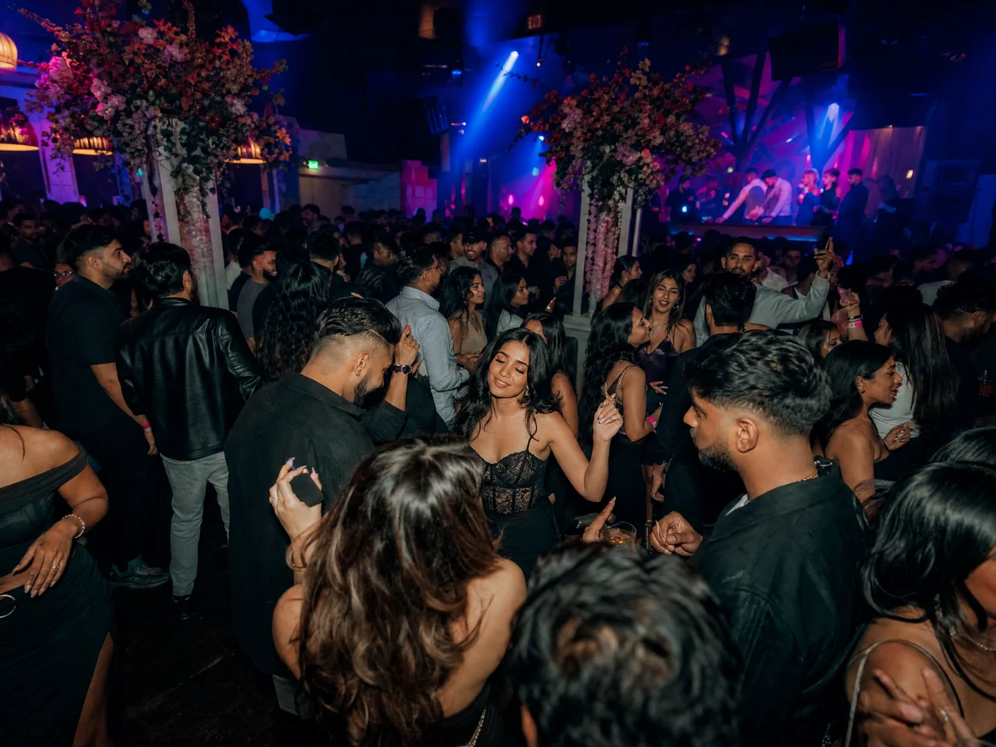 Jong Hindoestaans publiek danst in een volle club