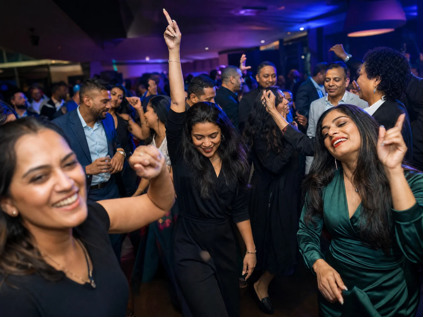 Collega’s dansen samen tijdens een modern bedrijfsfeest
