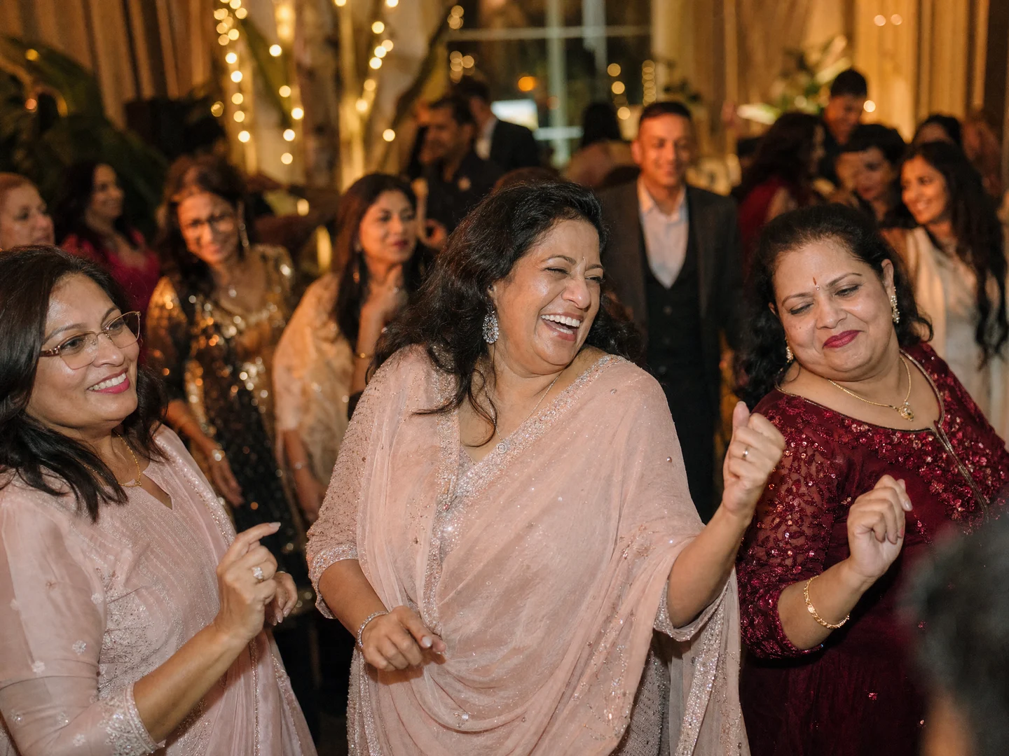 Familie en vrienden dansen op een warm Hindoestaans privéfeest